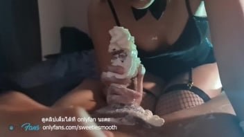 18yed 진짜 태국 포르노 클립 휘핑 크림 때문에 달콤한 음경 태국 소녀가 연을 잡는 그녀의 음경에 휘핑 크림을 붓습니다. 아주 맛있습니다. 매우 나쁘다.